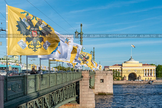 Украшенный флагами в преддверии праздника Дня города (27 мая) Дворцовый мост в Санкт-Петербурге (2024 год). Редакционное фото, фотограф Румянцева Наталия / Фотобанк Лори