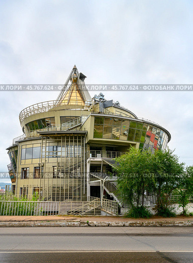 ULAN-UDE,  RUSSIA - AUGUST 12, 2024. A modern building in the shape of the national headdress of the Buryats. Редакционное фото, фотограф Сергей Фролов / Фотобанк Лори