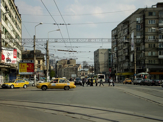 Уличное движение возле Северного вокзала города Бухареста, Румыния. Солнечный весенний день (2008 год). Редакционное фото, фотограф Александр Кузнецов / Фотобанк Лори