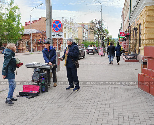 Уличные музыканты на тротуаре. Красноярск. Редакционное фото, фотограф Михаил Павлов / Фотобанк Лори