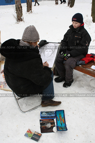 Уличный художник за работой (2009 год). Редакционное фото, фотограф Инна Козырина (Трепоухова) / Фотобанк Лори
