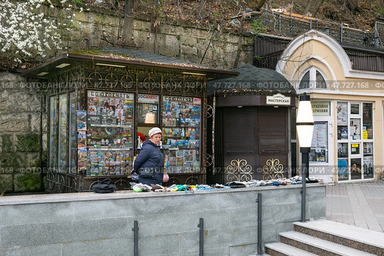Уличный киоск сувениров с продавцом. Редакционное фото, фотограф Лариса Веселова / Фотобанк Лори