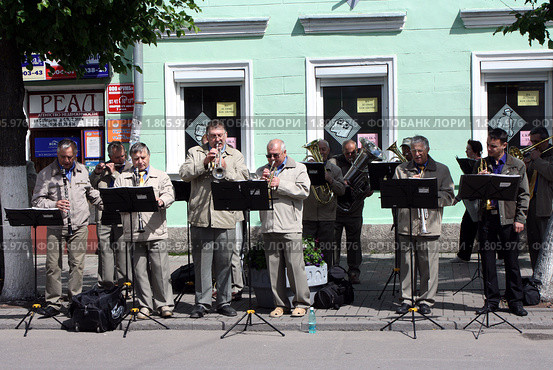 Уличный оркестр. Гатчина (2010 год). Редакционное фото, фотограф Корчагина Полина / Фотобанк Лори