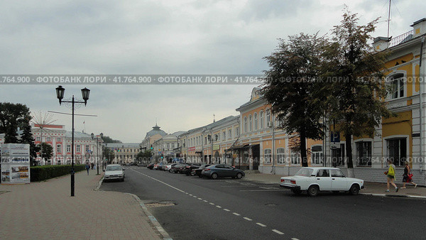 Улица Андропова, центр Ярославля. View of Andropov street in the center of Yaroslavl. Cloudy summer view. (2014 год). Редакционное фото, фотограф Александр Кузнецов / Фотобанк Лори