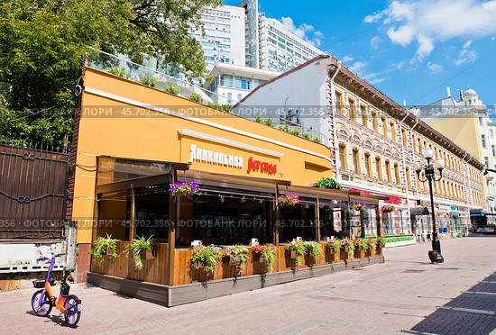 Улица Арбат в летний солнечный день. Москва. Россия (2024 год). Редакционное фото, фотограф E. O. / Фотобанк Лори
