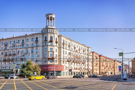 Улица Большая Полянка, жилой дом с ротондой, Москва (2023 год). Редакционное фото, фотограф Baturina Yuliya / Фотобанк Лори