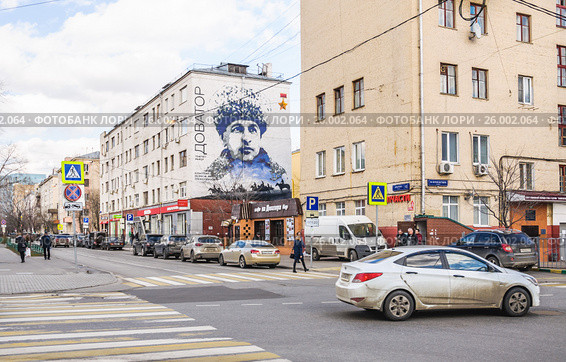 Улица Доватора в Москве. Граффити с портретом генерала-майора Доватора на торце дома, 11, корпус 1 (2017 год). Редакционное фото, фотограф Алёшина Оксана / Фотобанк Лори