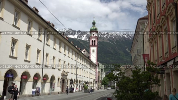 Улица города Инсбрук с видом на церковь и горы. Австрия. Май. Street of the city of Innsbruck with a view of the church and mountains. Austria. May. Редакционное видео, видеограф Горшков Александр / Фотобанк Лори