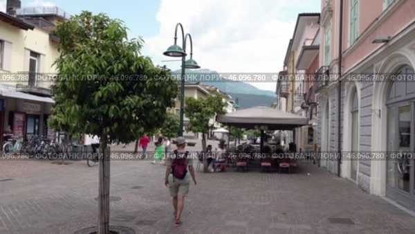 Улица города Рива дель Гарда. Италия. Май. Street in Riva del Garda. Italy. May. Редакционное видео, видеограф Горшков Александр / Фотобанк Лори