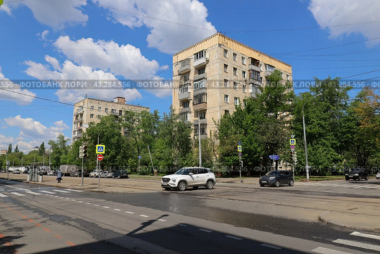 Улица Ивана Бабушкина, дома 18 корпус 1 и 18 корпус 2 в Москве. Вид со стороны улицы Кржижановского (2024 год). Редакционное фото, фотограф Константин Григорьев / Фотобанк Лори