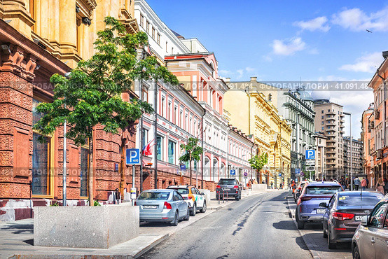 Улица Кузнецкий мост и старинные здания, Москва (2023 год). Редакционное фото, фотограф Baturina Yuliya / Фотобанк Лори