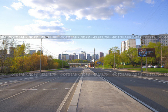 Улица Лобачевского на юго-западе Москвы. Солнечный весенний день (2023 год). Стоковое фото, фотограф Александр Кузнецов / Фотобанк Лори