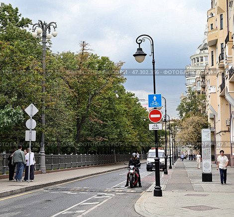 Улица Малая Бронная. Город Москва (2024 год). Редакционное фото, фотограф Александр Тараканов / Фотобанк Лори