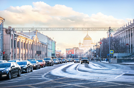 Улица Моховая в Москве, автомобили и Храм Христа Спасителя (2021 год). Стоковое фото, фотограф Baturina Yuliya / Фотобанк Лори