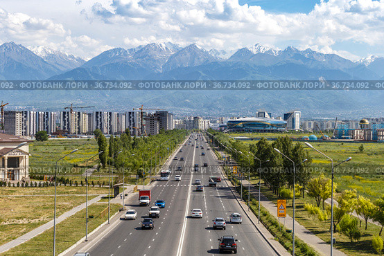 Улица Момыш Улы в Алма-Ате (2020 год). Редакционное фото, фотограф Михаил Старшов / Фотобанк Лори