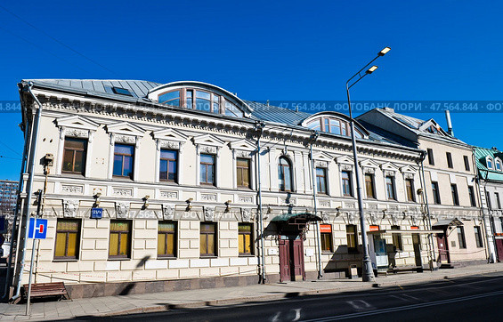 Улица Николоямская, дом 21/7с3. Солнечный день. Ранняя весна. Москва. Редакционное фото, фотограф E. O. / Фотобанк Лори