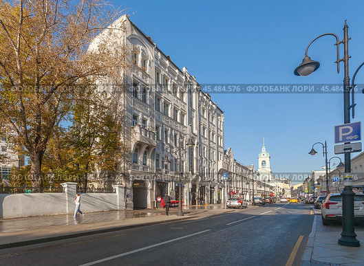 Улица Пятницкая у дома №12 в Москве. Редакционное фото, фотограф Владимир Чинин / Фотобанк Лори