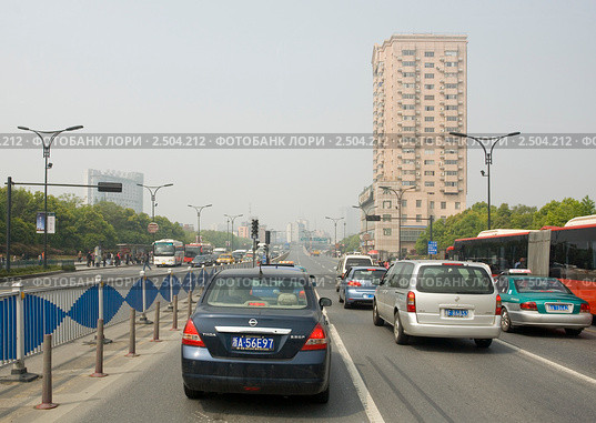 Улица в городе Ханчжоу в Китае (2011 год). Редакционное фото, фотограф Владимир Чинин / Фотобанк Лори