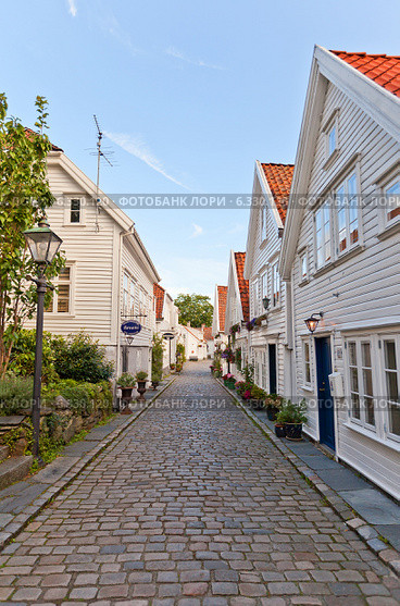 Улица в историческом центре (Gamle Stavanger) г. Ставангера, Норвегия (2014 год). Редакционное фото, фотограф Иван Марчук / Фотобанк Лори
