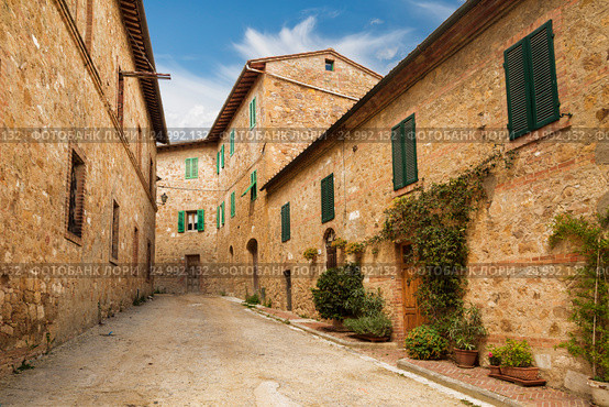 Улица в итальянском городе San Quirico d'orcia, Тоскана, Италия (2016 год). Стоковое фото, фотограф Наталья Волкова / Фотобанк Лори