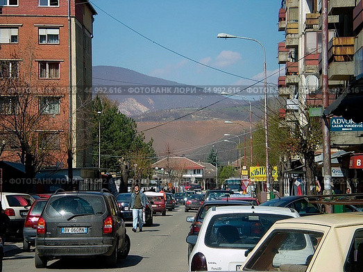 Улица в сербской части города Косовская Митровица, Косово. Солнечный весенний день. (2008 год). Редакционное фото, фотограф Александр Кузнецов / Фотобанк Лори