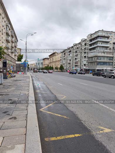 Улица Земляной Вал в Москве, вид на городскую архитектуру в стиле конструктивизм. Редакционное фото, фотограф Мария Сергеева / Фотобанк Лори