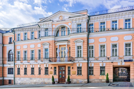 Улица Знаменка, галерея А.Шилова, Москва (2023 год). Стоковое фото, фотограф Baturina Yuliya / Фотобанк Лори