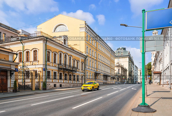 Улица Знаменка, городская усадьба 19 века и такси, Москва (2023 год). Редакционное фото, фотограф Baturina Yuliya / Фотобанк Лори