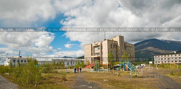 Улицы и здания в поселоке Усть-Нера ( Республика САХА ). Поселок появился в 1937 году, стоит на Федеральной автотрассе " Колыма " ( Магадан-Якутск ), протяженность которой 2032 км. Эту автотрассу строили в те же годы заключенные. Поселок существует за счет налогов от золотодобывающих предприятий. (2010 год). Стоковое фото, фотограф Павел Просянов / Фотобанк Лори