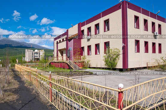 Улицы и здания в поселоке Усть-Нера ( Республика САХА ). Поселок появился в 1937 году, стоит на Федеральной автотрассе " Колыма " ( Магадан-Якутск ), протяженность которой 2032 км. Эту автотрассу строили в те же годы заключенные. Поселок существует за счет налогов от золотодобывающих предприятий. (2010 год). Редакционное фото, фотограф Павел Просянов / Фотобанк Лори