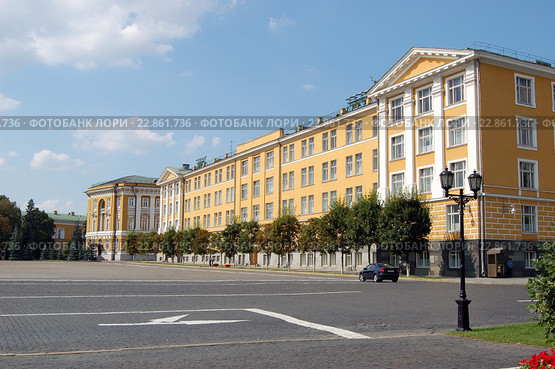 Улицы Московского Кремля. Здание школы Красных командиров имени ВЦИК. Вид с Ивановской площади The Streets Of Moscow Kremlin. The building of the school of Red commanders behalf of the Central Executive Committee. The view from the Ivanovo area. (2010 год). Стоковое фото, фотограф Юрий Карачев / Фотобанк Лори