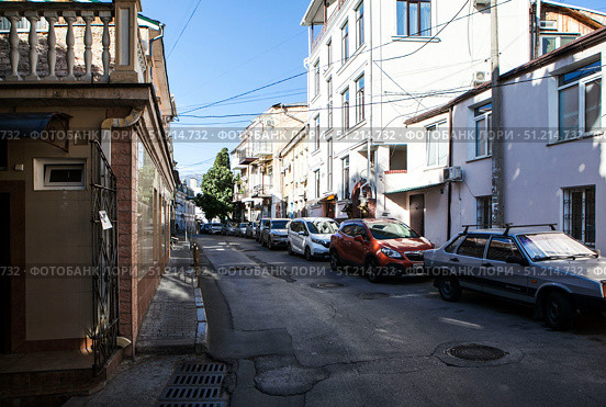 Улочка старой Ялты. Улица Дражинского. Ялта. Крым. Редакционное фото, фотограф Сергей Афанасьев / Фотобанк Лори