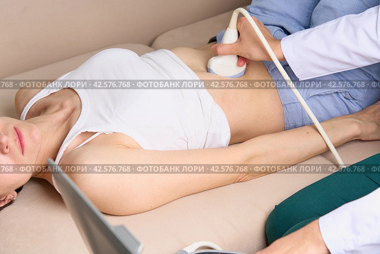 Ultrasound scanning of intestines, abdominal cavity, right lobe, liver, bile ducts, gallbladder. Стоковое фото, фотограф Natalia Gdovskaia / Фотобанк Лори
