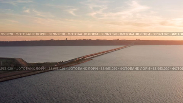 Ульяновск, Заволжский район. Берег реки Волги и Президентский мост. Вид с воздуха. Ulyanovsk, Zavolzhsky district. Volga River bank and Presidential Bridge. Aerial view. (2022 год). Редакционное видео, видеограф Евгений Романов / Фотобанк Лори