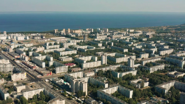 Ульяновск, Заволжский район, жилая застройка. Вид с воздуха. Ulyanovsk, Zavolzhsky district, residential development. Aerial view. (2022 год). Стоковое видео, видеограф Евгений Романов / Фотобанк Лори