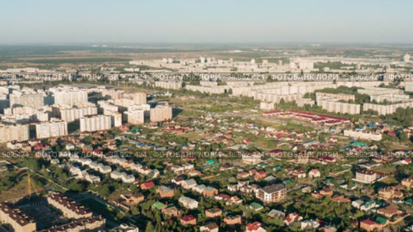 Ульяновск, Заволжский район, жилая застройка. Вид с воздуха. Ulyanovsk, Zavolzhsky district, residential development. Aerial view. (2022 год). Стоковое видео, видеограф Евгений Романов / Фотобанк Лори