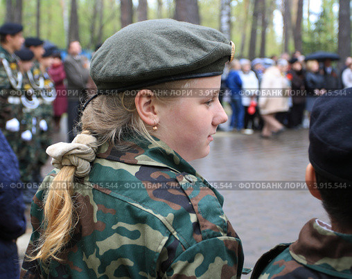 Юная патриотка в строю (2012 год). Редакционное фото, фотограф Анатолий Матвейчук / Фотобанк Лори