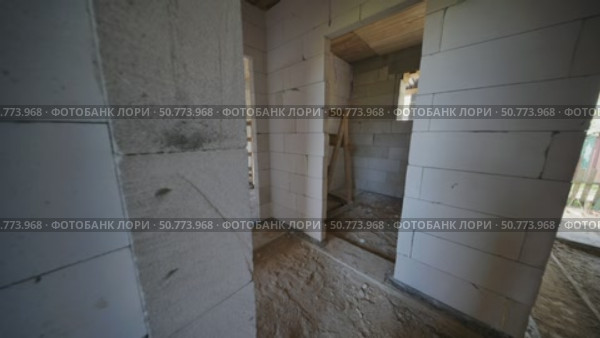 Unfinished house showing rooms and wooden ladder during renovation. Стоковое видео, видеограф Mikhail Davidovich / Фотобанк Лори