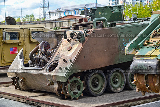 Уничтоженный американский бронетранспортер M113 A2. Передвижная выставка трофейной техники НАТО "Сила в правде- гордость и победа". Город Тюмень (2024 год). Редакционное фото, фотограф Александр Тараканов / Фотобанк Лори
