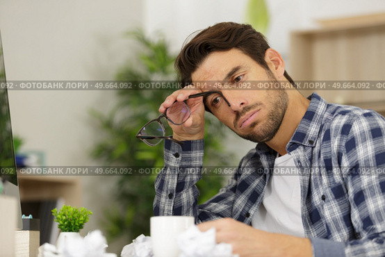 uninspired man struggling to write a letter. Стоковое фото, агентство Ingram Publishing / Фотобанк Лори