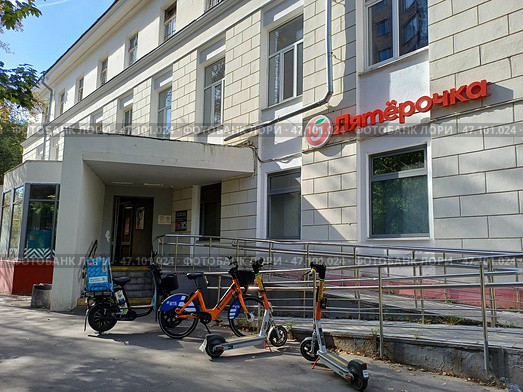Универсам "Пятерочка". Первомайская улица, 58б, строение 1. Район Измайлово. Москва. Редакционное фото, фотограф lana1501 / Фотобанк Лори