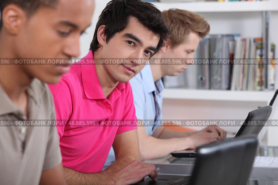 University students working in the library. Стоковое фото, агентство Ingram Publishing / Фотобанк Лори