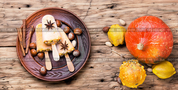unusual ice cream with pumpkin. extraordinary ice cream with pumpkin taste and hazelnut. Стоковое фото, агентство Ingram Publishing / Фотобанк Лори
