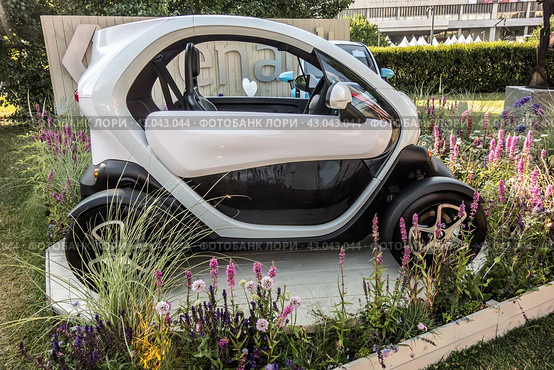 Urban mini electric car at the festival of landscape art in Moscow (2017) Редакционное фото, фотограф Iva Noel / Фотобанк Лори