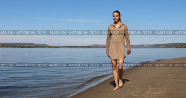 Уроки фото позирования на пляже. Стоковое видео, видеограф Андрей Аркуша / Фотобанк Лори