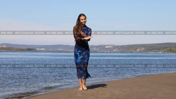 Уроки фотопозирования на берегу Волги. Стоковое видео, видеограф Андрей Аркуша / Фотобанк Лори