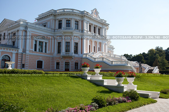 Усадьба Барятинских, Марьино, южный фасад дворца. Рыльский район (2011 год). Редакционное фото, фотограф Irina Kruskop / Фотобанк Лори