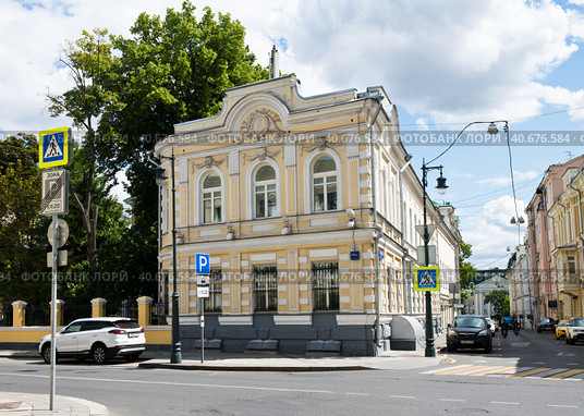 Усадьба Давыдова. Флигель. Солнечный летний день. Москва. Россия (2023 год). Редакционное фото, фотограф E. O. / Фотобанк Лори