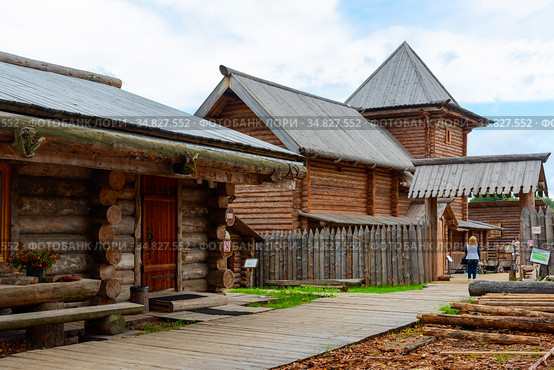 Усадьба средневекового рушанина. Старая Русса, Новгородская область (2020 год). Редакционное фото, фотограф Александр Щепин / Фотобанк Лори