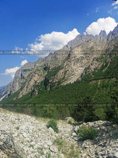 Ущелье по дороге на ледник в горах Кавказа (2021 год). Редакционное фото, фотограф Юлия Кваскова / Фотобанк Лори